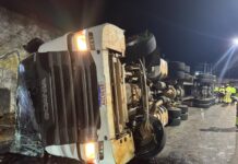 Tombamento de carreta em viaduto causa colisão envolvendo veículos e deixa trânsito lento em Manaus