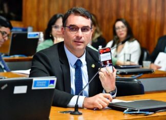 Flávio Bolsonaro promete distribuir celulares para combater violência contra as mulheres
