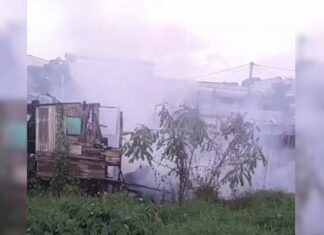 Fogo de grandes proporções atinge quatro casas e destrói duas no interior do AM