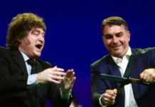 Flávio Bolsonaro dança rock com Milei e simula “corte da esquerda” em convenção do PL