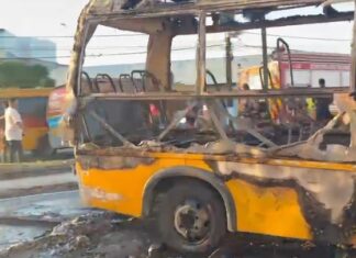 Amarelinhos paralisam atividades e bloqueiam avenida Grande Circular em Manaus