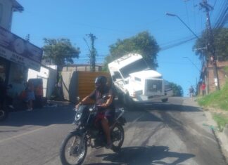 Queda de contêiner de carreta provoca transtornos no trânsito no Monte das Oliveiras