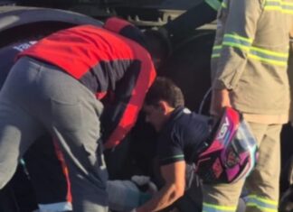 Homem fica com pernas esmagadas ao ser prensado por carreta durante acidente em Manaus