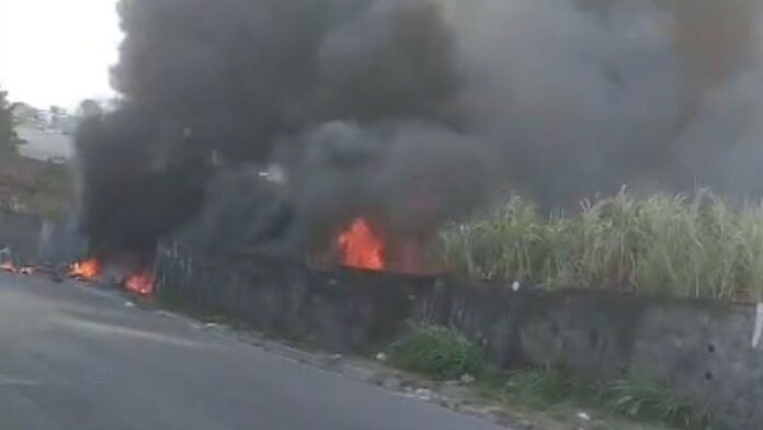 Incêndio se espalha rapidamente e ameaça casas após casal entrar em terreno no Nova Cidade; veja Incêndio se espalha rapidamente e ameaça casas após casal entrar em terreno no Nova Cidade; veja