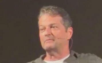 Durante peça, Marcelo Serrado brinca sobre calor no Teatro Amazonas: “Isso é Manaus”