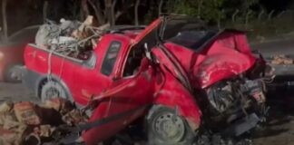 Grave colisão na AM-010 deixa casal e criança feridos; mulher fica presa às ferragens e carro pega fogo