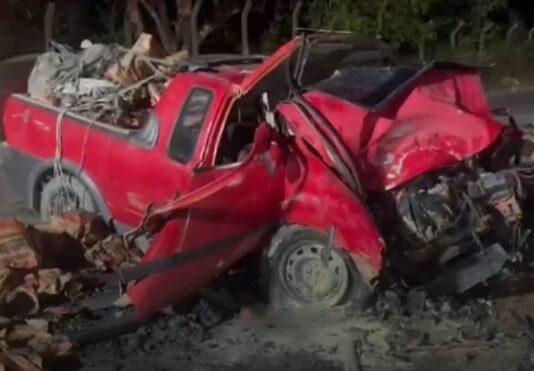 Grave colisão na AM-010 deixa casal e criança feridos; mulher fica presa às ferragens e carro pega fogo