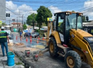 Águas de Manaus é multada em quase R$ 1 milhão por vazamentos e danos em ruas da capital