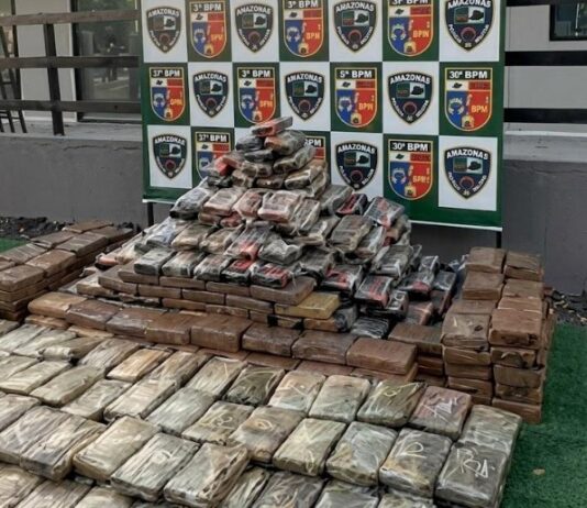 Carreta com mais de 500 kg de skank é interceptada pela PM em Parintins