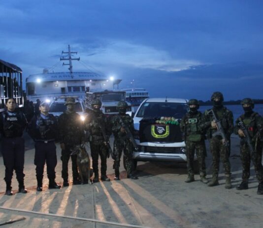 Cães farejadores ajudam Exército a localizar drogas em barco no interior do Amazonas