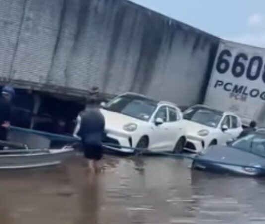 Embarcação carregada de veículos sofre acidente e afunda no Rio Amazonas