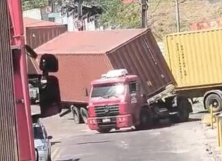 Tombamento de carreta é registrado na entrada do Porto Chibatão, em Manaus