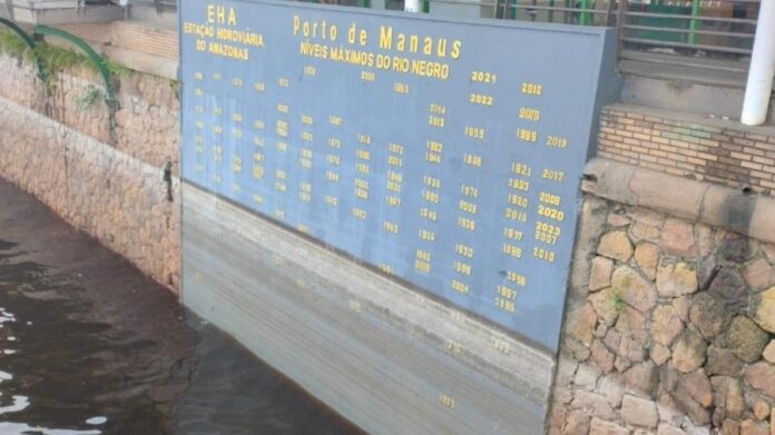 regua-de-niveis-hoistoricos-do-rio-negro-no-porto-de-manaus-1726404770593_v2_900x506