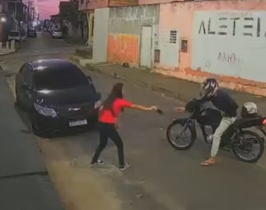 Jovem é assaltada por vagabundo em moto no Lírio do Vale, em Manaus