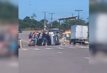 Veículo capota e bloqueia parcialmente a AM-070, em Iranduba