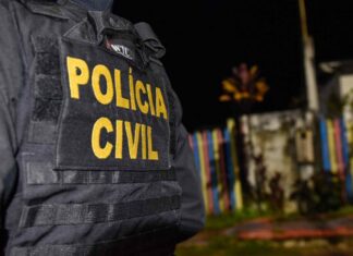 Recém-nascida de 23 dias é localizada em calçada após mãe ser atraída por supostas doações