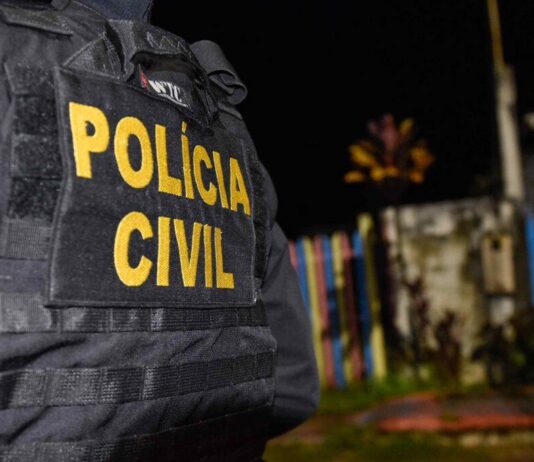 Recém-nascida de 23 dias é localizada em calçada após mãe ser atraída por supostas doações