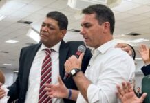 Flávio Bolsonaro vira piada após chorar no ombro de Valdemiro Santiago durante culto: ‘Abraça o seu pai, hoje pode ser a última vez’