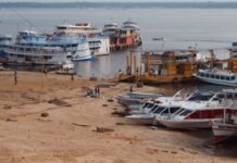 Vazante do Rio Negro acelera em Manaus e aumenta alerta para seca severa