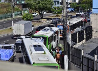 Sem água e luz, Manaus ainda pode amanhecer com ônibus parados