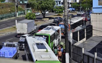 Sem água e luz, Manaus ainda pode amanhecer com ônibus parados