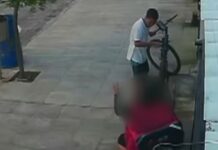 Entregador se ajoelha durante assalto e pede para criminoso não levar bike