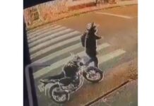 Vídeo: suspeito invade loja de joias, leva dinheiro e foge de lancha em Manicoré