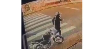 Vídeo: suspeito invade loja de joias, leva dinheiro e foge de lancha em Manicoré