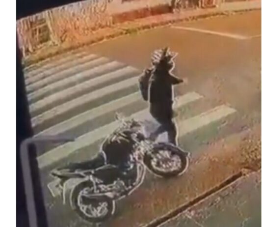 Vídeo: suspeito invade loja de joias, leva dinheiro e foge de lancha em Manicoré Vídeo: suspeito invade loja de joias, leva dinheiro e foge de lancha em Manicoré
