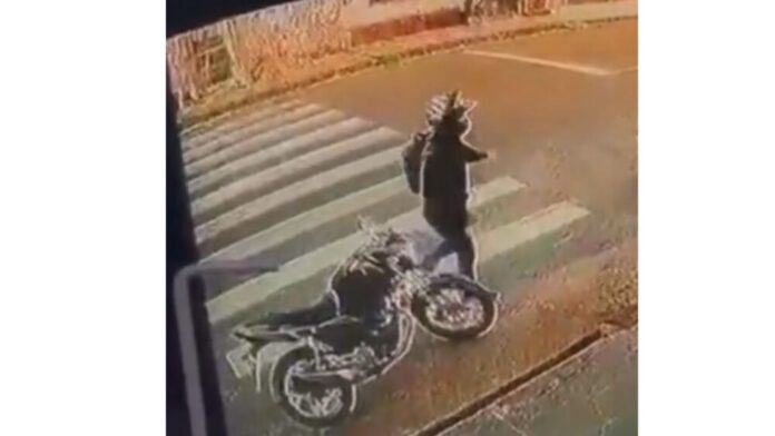 Vídeo: suspeito invade loja de joias, leva dinheiro e foge de lancha em Manicoré