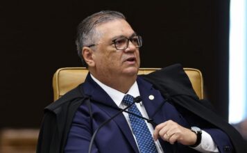 Dino interrompe julgamento e chama sessão do STF sobre Moraes de “desastrada”