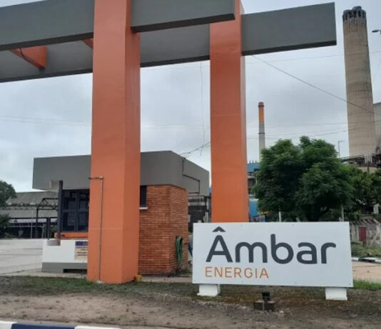 Âmbar Energia recebe multa de R$ 800 mil por irregularidades nas jornadas