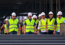 Roberto Cidade inspeciona construção de terminais flutuantes para comunidades do interior do Amazonas