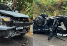 Motorista fica preso às ferragens após avançar cruzamento, bater em picape e capotar em Manaus
