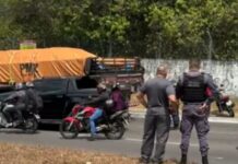 Caminhão perde o freio e atinge seis carros em avenida de Manaus