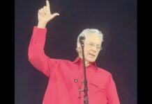 Com Janja na plateia, Caetano faz o “L” em apoio a Lula durante apresentação