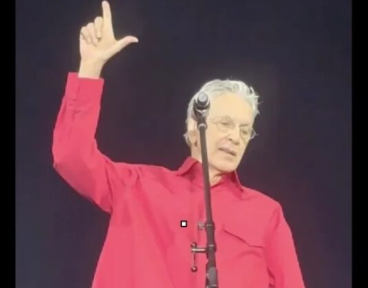 Com Janja na plateia, Caetano faz o “L” em apoio a Lula durante apresentação