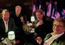 Foto apreendida pela PF mostra Vorcaro e Gonet fumando charuto durante evento em Londres
