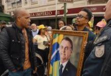 Quadro de Bolsonaro é apreendido em ato de candidato do PL