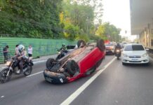Carro capota em frente ao Millenium e trânsito fica caótico na Constantino Nery
