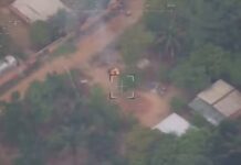 Imagens aéreas mostram homens ateando fogo perto de residências em Cacau Pirêra