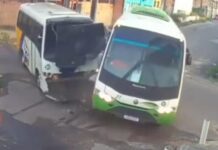 Micro-ônibus de rotas para o Distrito Industrial batem e atingem residência em Manaus; assista!