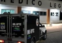 Ataque a tiros dentro de carro termina com homem morto e jovem ferido em Manaus