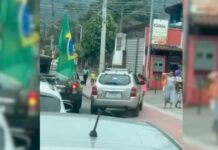 Carro com adesivos de apoio a Lula atropela duas crianças durante manifestação pró-Flávio