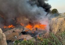 – Retroescavadeiras são usadas para revirar resíduos e combater focos de incêndio em Manaus