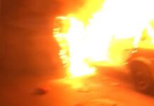 Veículo fica completamente tomado pelas chamas durante incêndio no Novo Aleixo, zona Leste de Manaus
